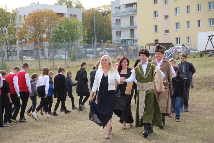 W Katoliku niepodległość Polski uczcili polonezem 