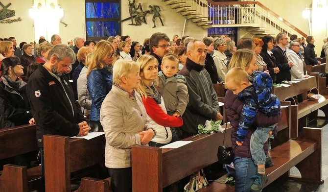 Uczestnicy świętowania ze św. Teresą w kościele NSPJ