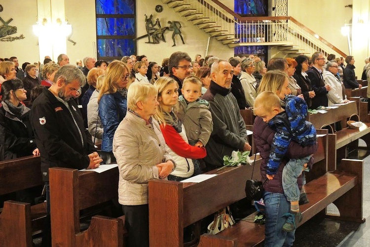 Uczestnicy świętowania ze św. Teresą w kościele NSPJ