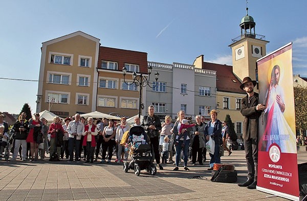 ▲	Boże Miłosierdzie upraszano również na rynku w Rybniku.