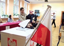 ▼	Głosowanie w lokalu w Rybniku-Niewiadomiu w 2015 r.