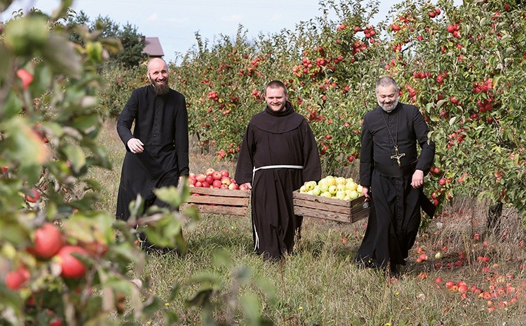 Ojcowie Eliasz, Aaron i Sylwester w sadzie.