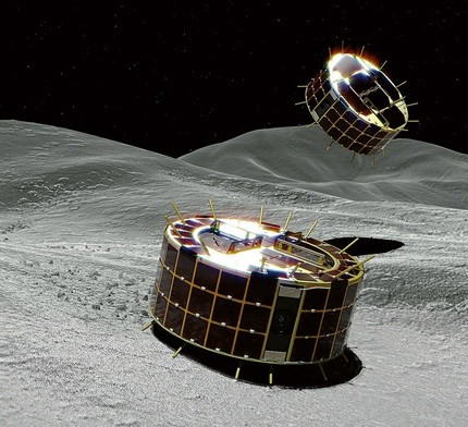 Łaziki sondy Hayabusa-2 lądują na asteroidzie Ryugu.