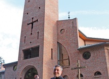 Oto pierwszy rzymskokatolicki  kościół na Sichowie  – przedstawia ks. Jacek Kocur, budowniczy świątyni.