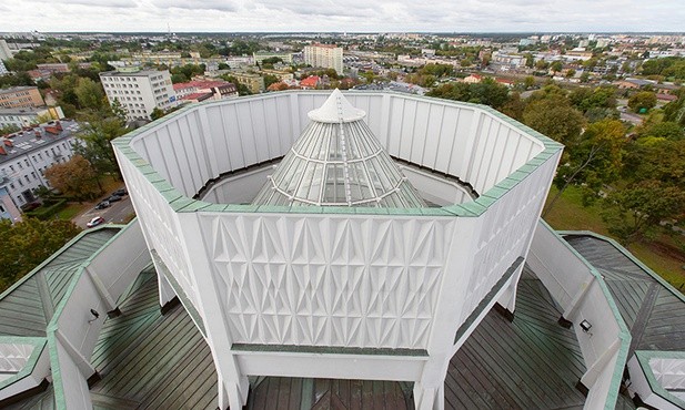 Z punktu widokowego  na kościelnej wieży roztacza się widok na panoramę miasta.