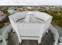 Z punktu widokowego  na kościelnej wieży roztacza się widok na panoramę miasta.