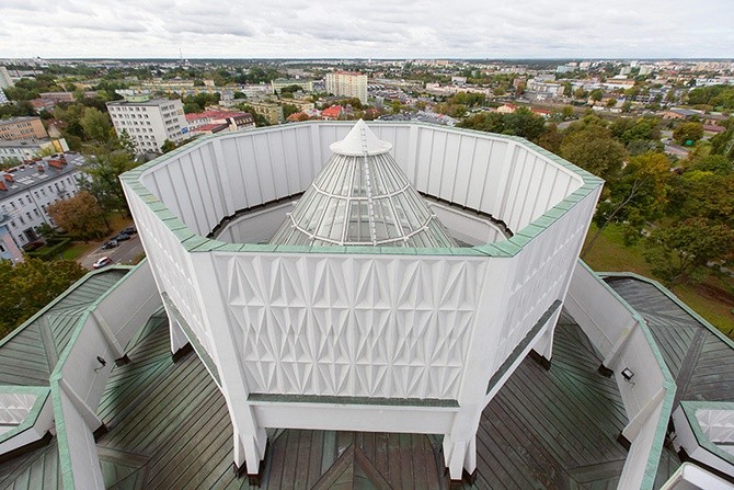 Z punktu widokowego  na kościelnej wieży roztacza się widok na panoramę miasta.