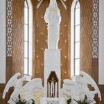 W głównym ołtarzu przyszłej bazyliki króluje Chrystus.