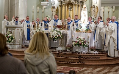 Przy ołtarzu zgromadzili się kapłani z całego dekanatu