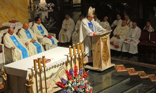 Bp Roman Pindel przewodniczył Mszy św. dla Róż Różańcowych