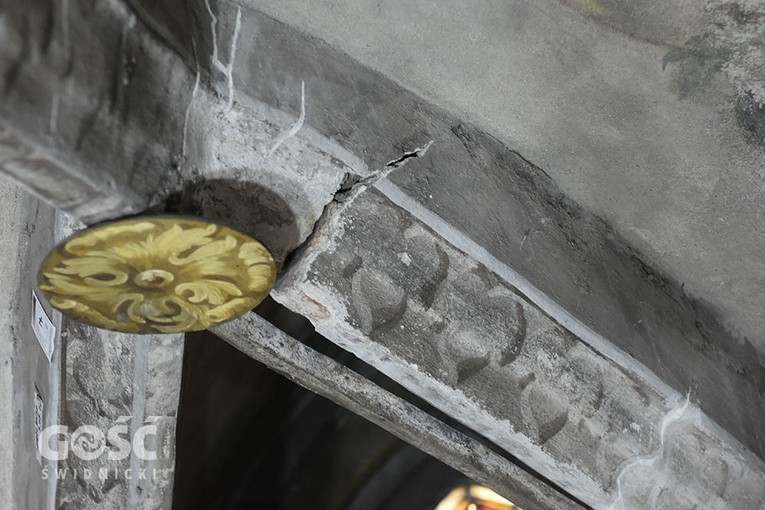 Prace konserwatorskie w prezbiterium świdnickiej katedry