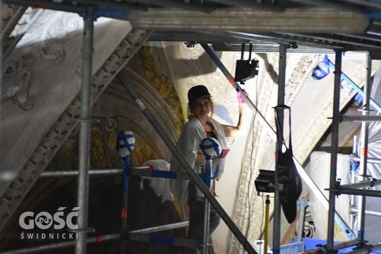 Prace konserwatorskie w prezbiterium świdnickiej katedry