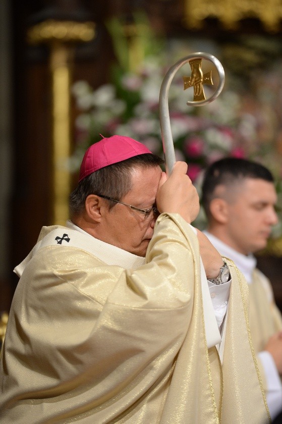 Abp Ryś założył paliusz