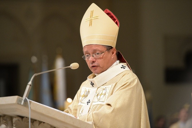 Abp Ryś założył paliusz