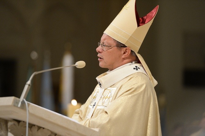 Abp Ryś założył paliusz