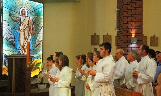 Witraż zmartwychwstałego Jezusa to materialna pamiątka 25-lecia parafii i poświęcenia kościoła