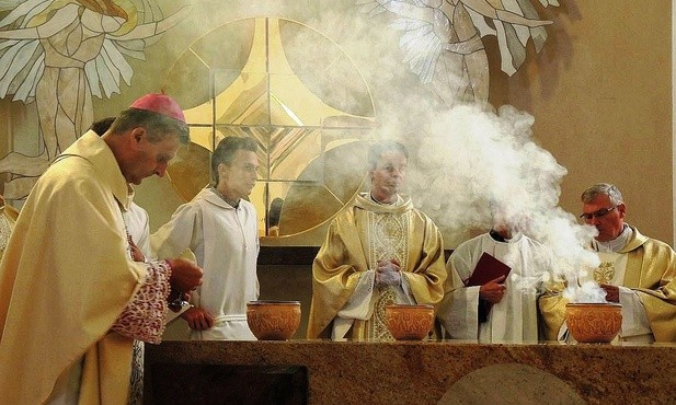 Okadzenie ołtarza podczas uroczystości poświęcenia kościoła