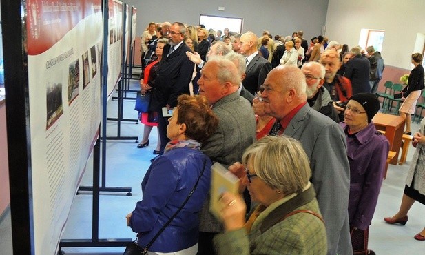 Parafianie na wystawie o historii wspólnoty Matki Bożej Różańcowej na Górnym Borze