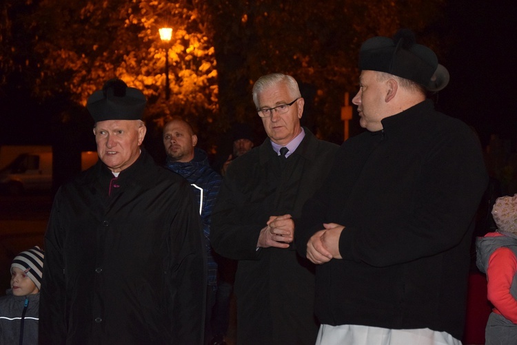 Poświęcenie parkingu i grobowca na cmentarzu w Jaktorowie