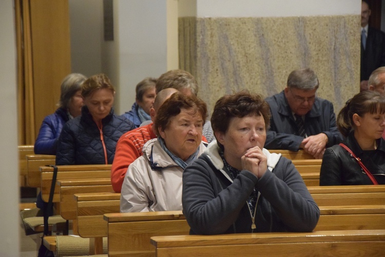 Poświęcenie parkingu i grobowca na cmentarzu w Jaktorowie