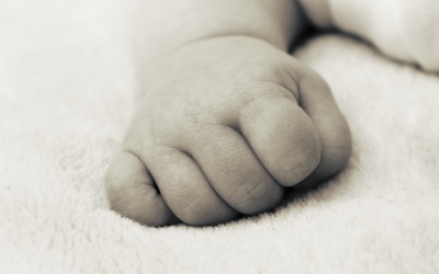 Zmarł 7-miesięczny chłopiec, którego matka będąc w zaawansowanej ciąży, została ugodzona nożem