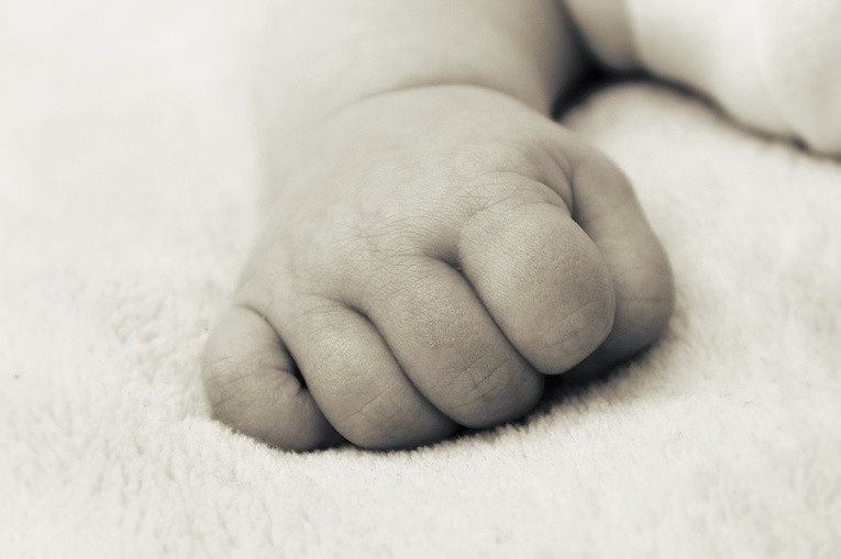 Zmarł 7-miesięczny chłopiec, którego matka będąc w zaawansowanej ciąży, została ugodzona nożem