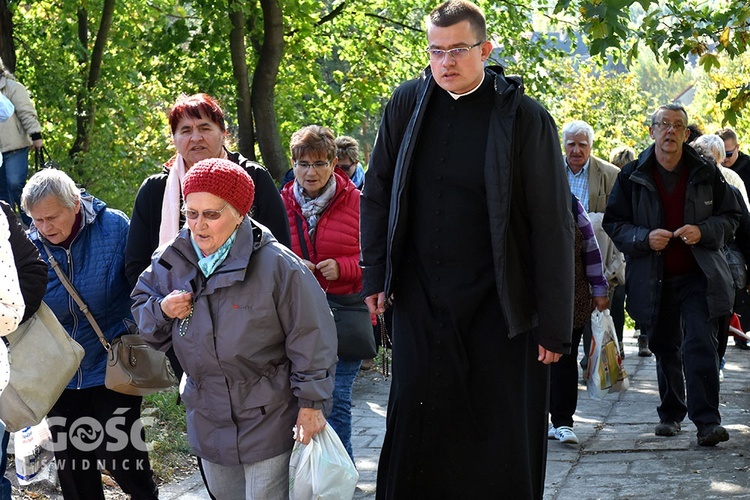 Pielgrzymka róż różańcowych do Barda Śląskiego