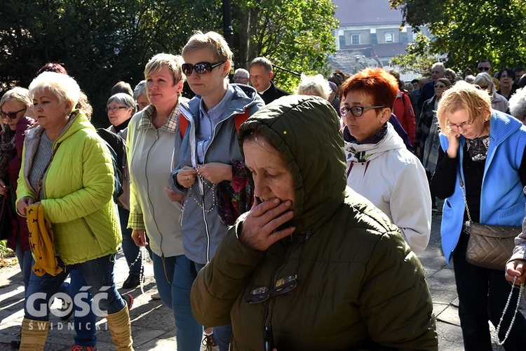 Pielgrzymka róż różańcowych do Barda Śląskiego