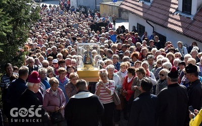 Większość pielgrzymów udała się w procesję dróżkami maryjnymi. Pozostali modlili się Różańcem w kościele