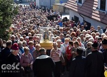 Większość pielgrzymów udała się w procesję dróżkami maryjnymi. Pozostali modlili się Różańcem w kościele