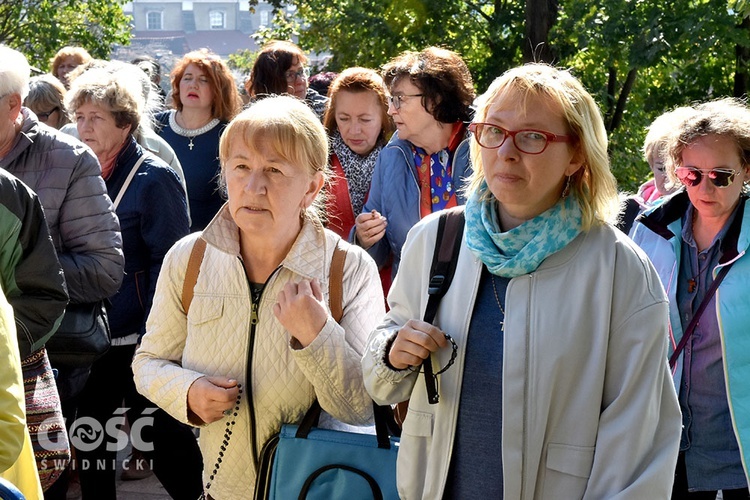 Pielgrzymka róż różańcowych do Barda Śląskiego