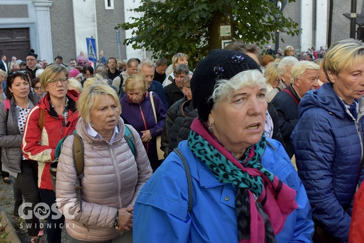 Pielgrzymka róż różańcowych do Barda Śląskiego