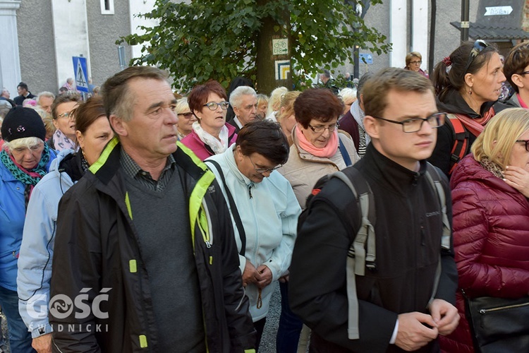 Pielgrzymka róż różańcowych do Barda Śląskiego