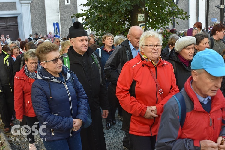 Pielgrzymka róż różańcowych do Barda Śląskiego