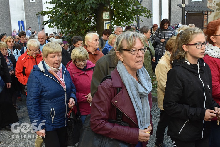 Pielgrzymka róż różańcowych do Barda Śląskiego