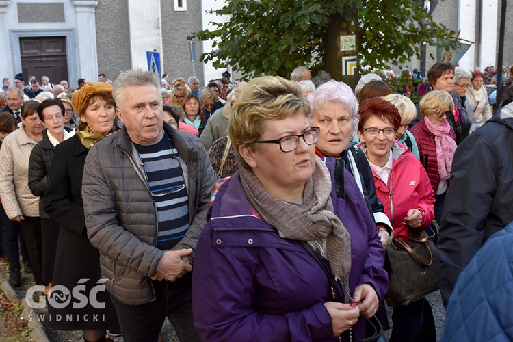 Pielgrzymka róż różańcowych do Barda Śląskiego