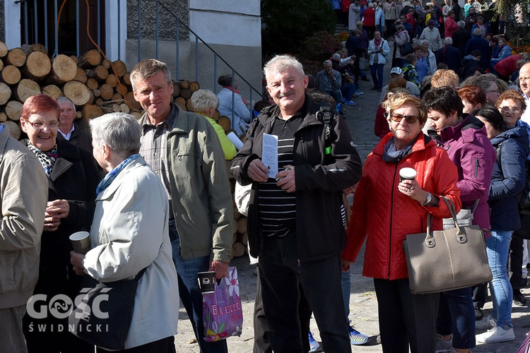 Pielgrzymka róż różańcowych do Barda Śląskiego