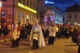 Procesja różańcowa ulicami Bochni z kopią Cudownego Obrazu Matki Bożej