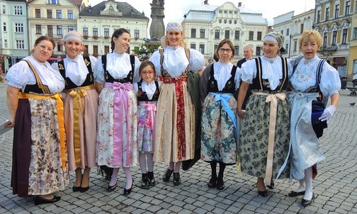 Nauczycielki "Kopernika" w sukniach cieszyńskich