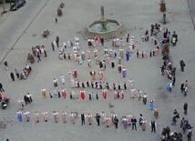 Na Rynku w Cieszynie mieszkańcy Śląska Cieszyńskiego ustawili się w kontur stroju cieszyńskiego