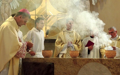 Namaszczenie ołtarza podczas poświęcenia kościoła.