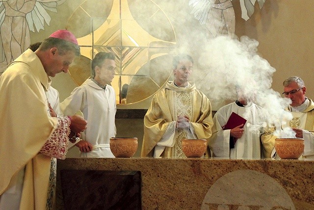 Namaszczenie ołtarza podczas poświęcenia kościoła.