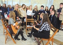 Licealiści przygotowali oprawę muzyczną jubileuszowej liturgii.