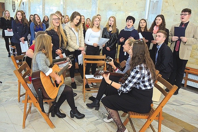 Licealiści przygotowali oprawę muzyczną jubileuszowej liturgii.