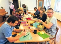 W bielskiej „Arce” co niedzielę wolontariusze przygotowują zupę dla ubogich i bezdomnych.