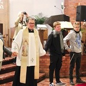 Młodzi u św. Maksymiliana modlili się z ks. M. Mendrzakiem.