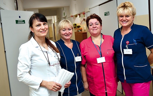 Alicja Nowakowska – lekarka, Ewa Baraniecka i Barbara Borzenda – sanitariuszki, Iwona Kłosińska – oddziałowa. Patronką modlących się na Oddziale Dermatologii jest św. Joanna Beretta- -Molla, lekarka.