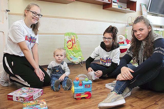 Wolontariuszki bawiły się z dziećmi w koszalińskim DSM.