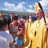 ▲	Abp Stanisław Budzik błogosławi rodziny i dzieci na Arenie Lublin.