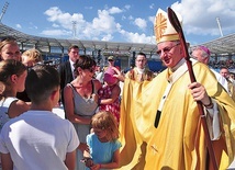 ▲	Abp Stanisław Budzik błogosławi rodziny i dzieci na Arenie Lublin.